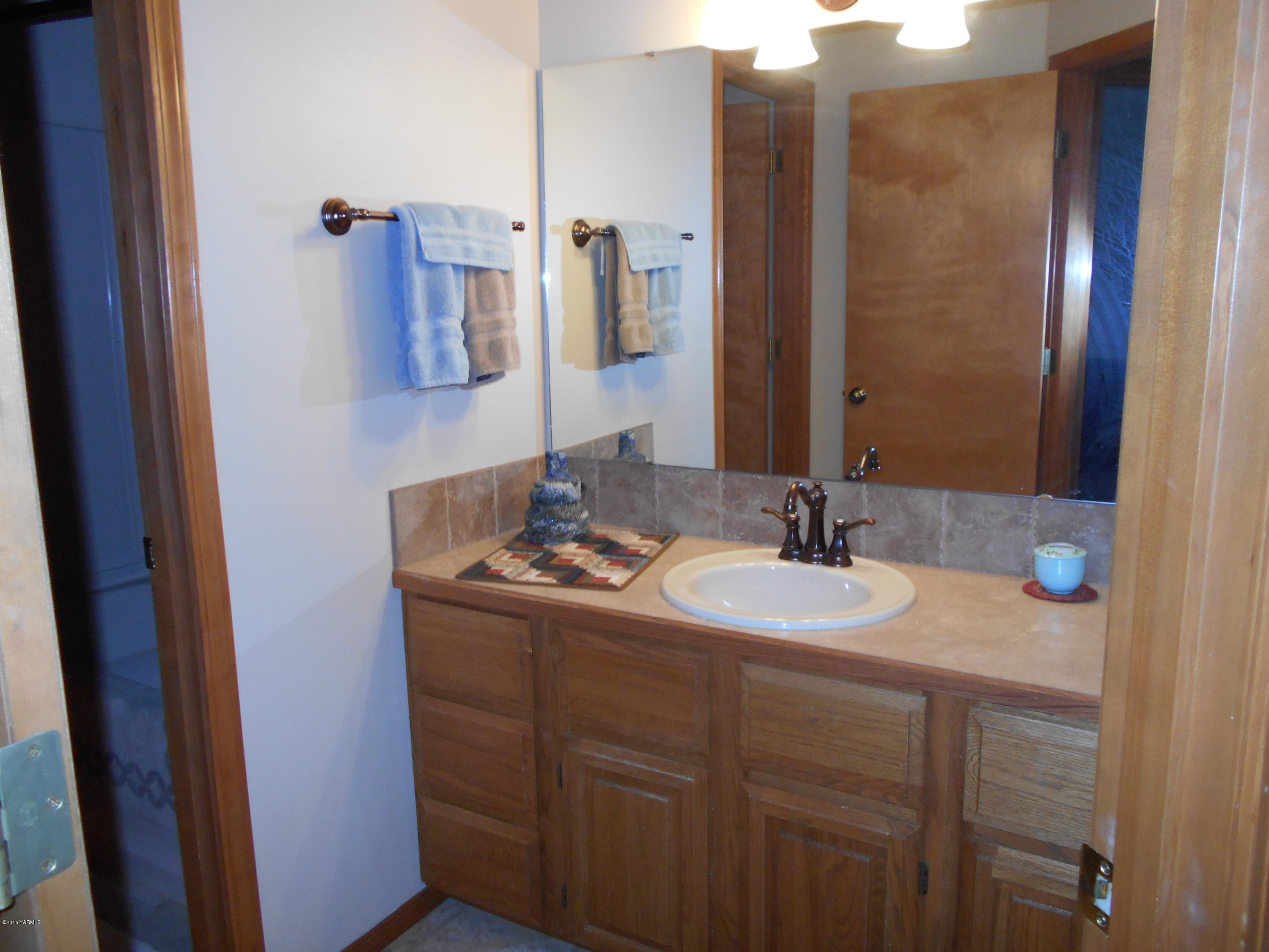 13910 Fisk Road Yakima, WA 98908 - Photo 37 of 48 a bathroom with a sink and a mirror