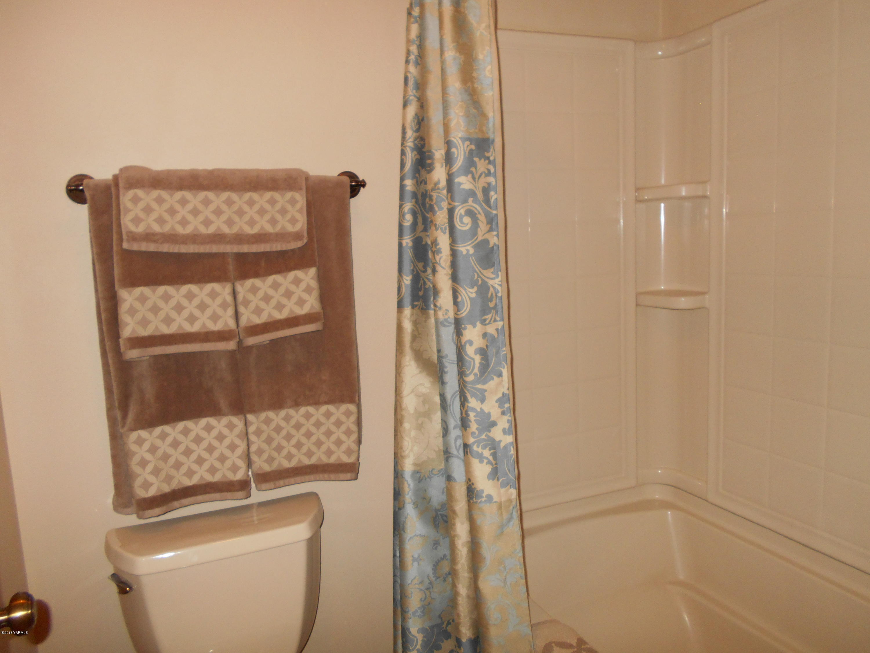 13910 Fisk Road Yakima, WA 98908 - Photo 38 of 48 a bathroom with a toilet and shower
