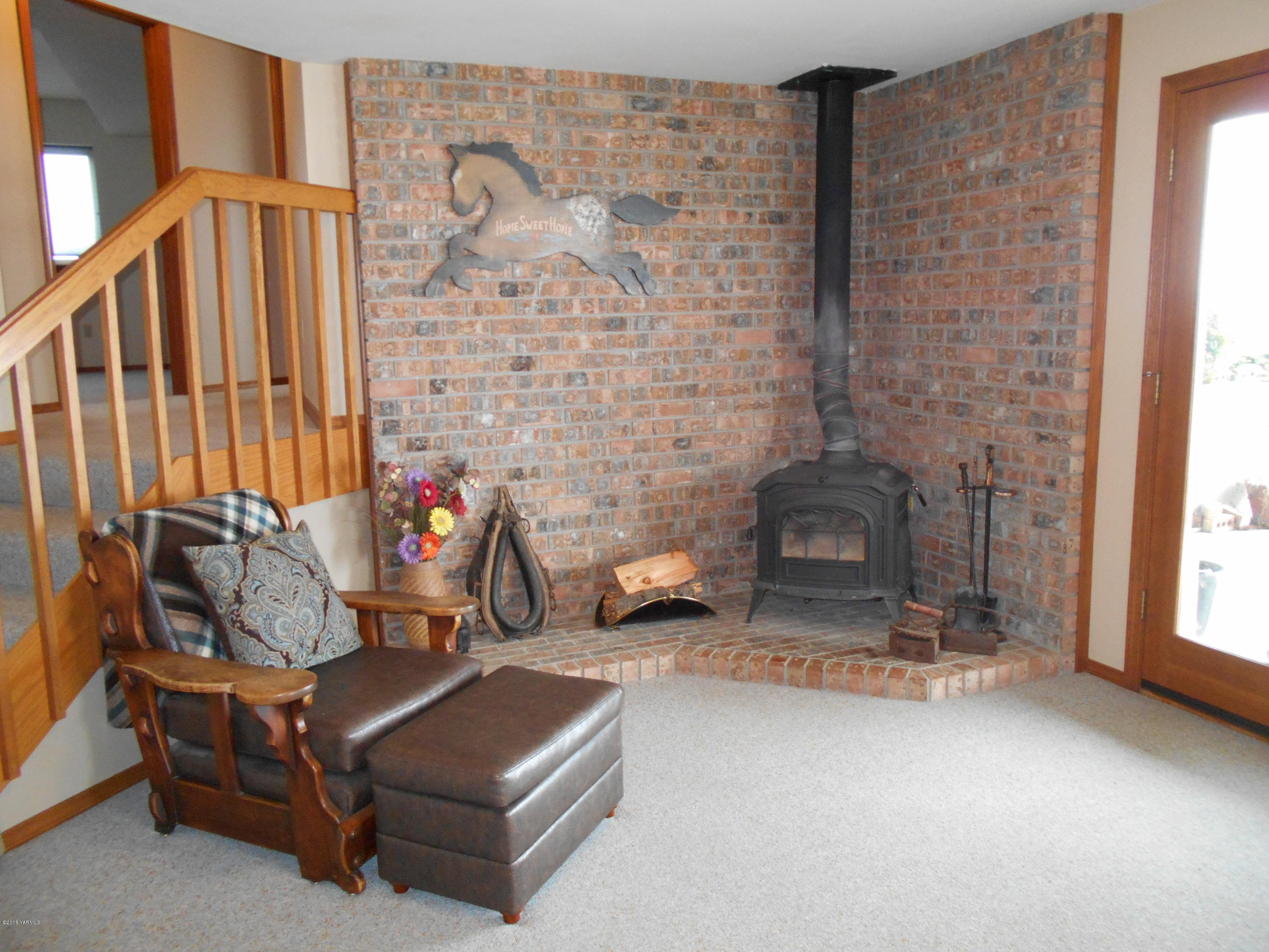 13910 Fisk Road Yakima, WA 98908 - Photo 39 of 48 a living room with furniture and a fireplace