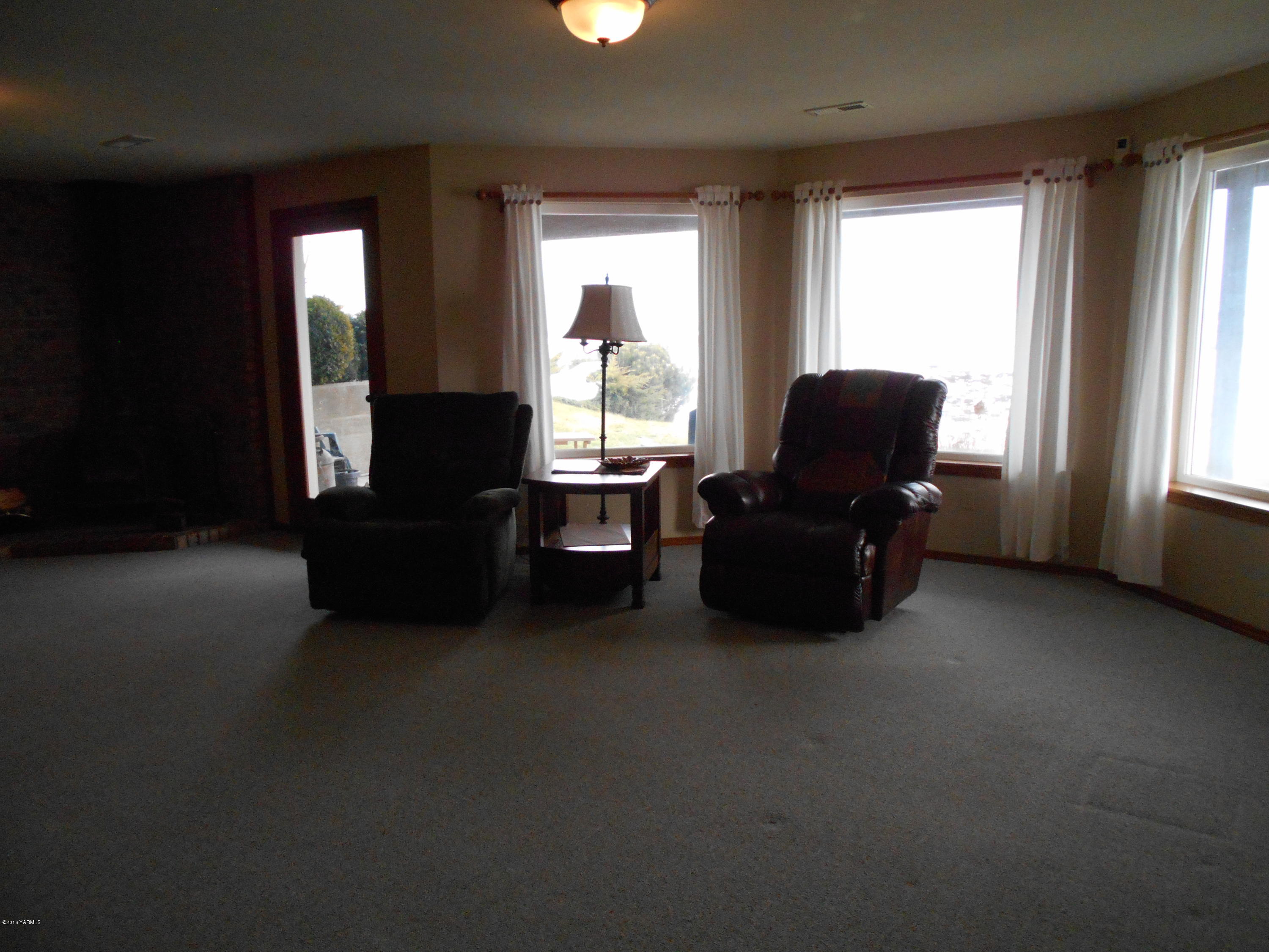 13910 Fisk Road Yakima, WA 98908 - Photo 40 of 48 a living room with furniture and large windows