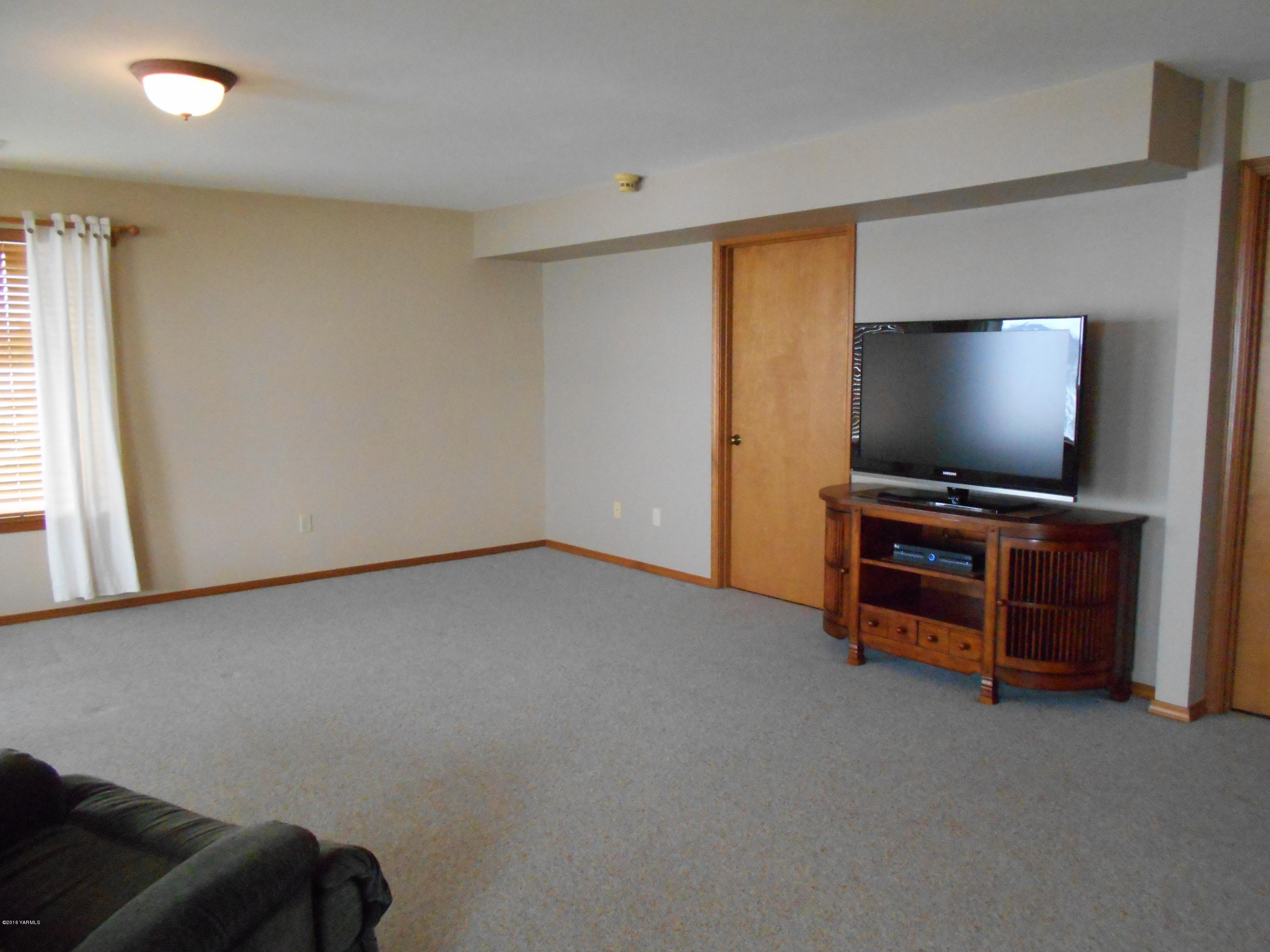13910 Fisk Road Yakima, WA 98908 - Photo 41 of 48 a livingroom with furniture and a flat screen tv