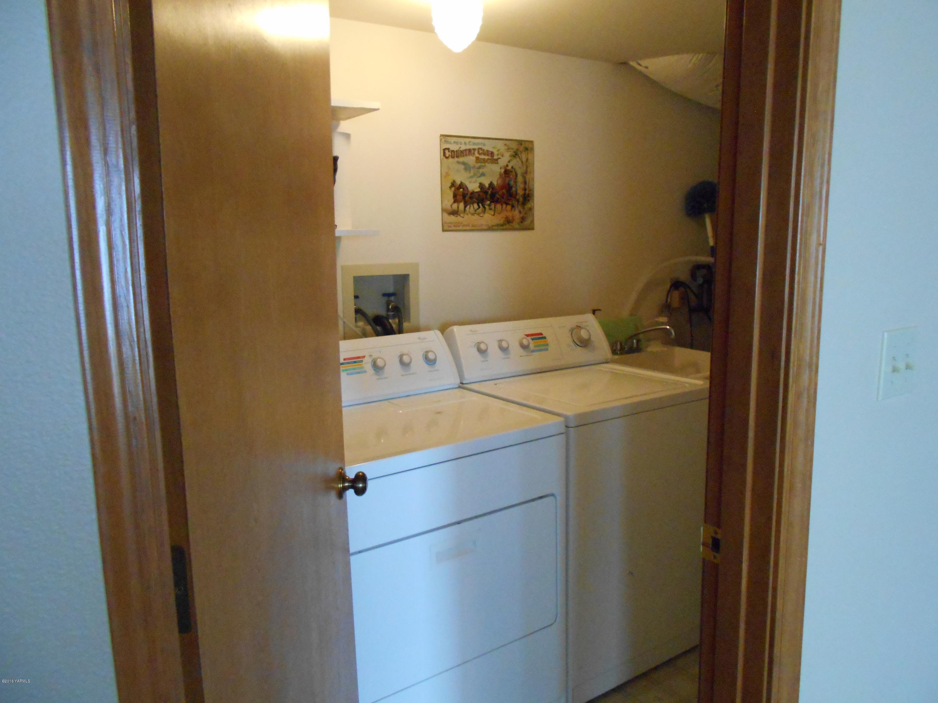 13910 Fisk Road Yakima, WA 98908 - Photo 42 of 48 a utility room with dryer and washer
