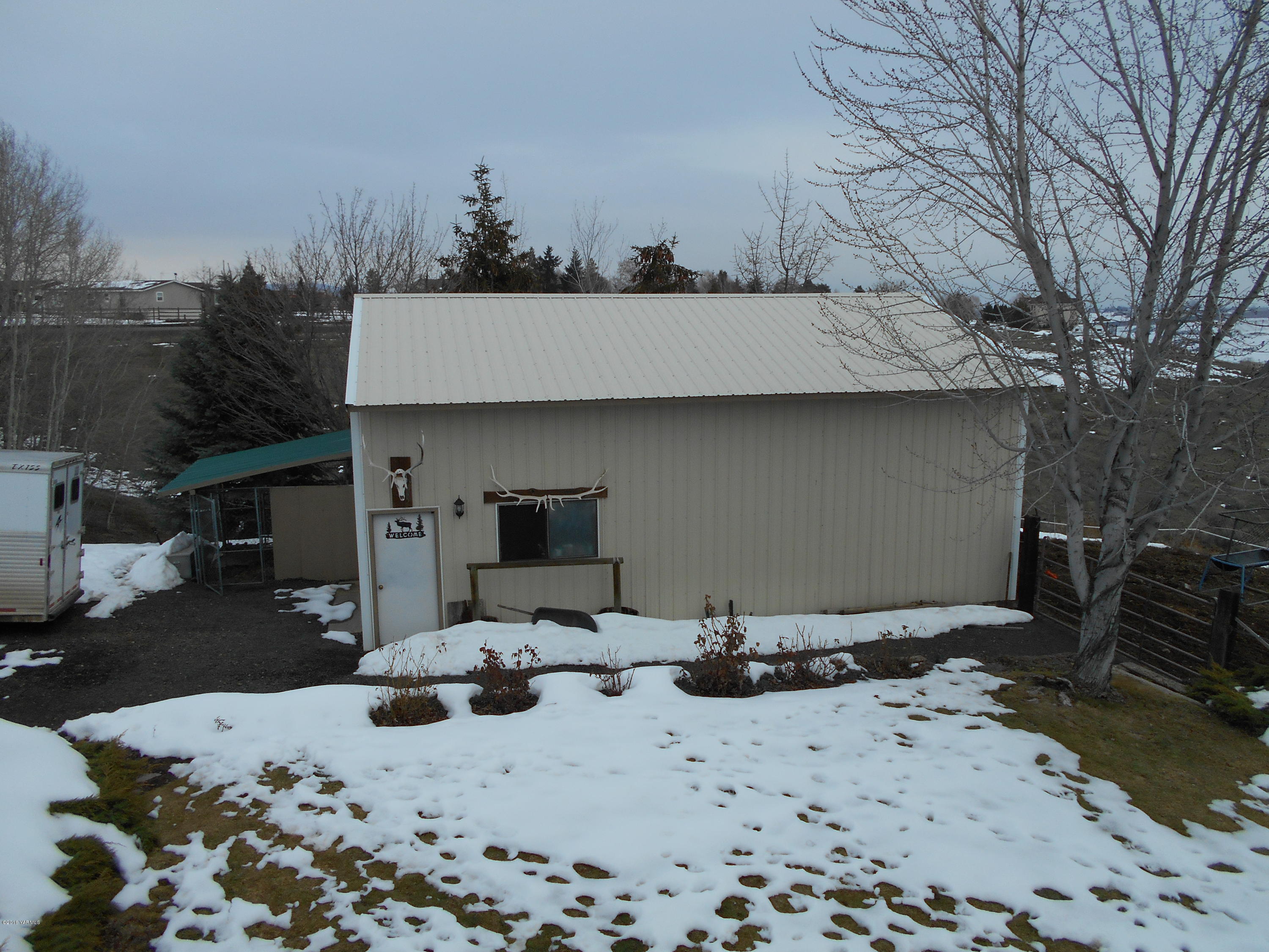 13910 Fisk Road Yakima, WA 98908 - Photo 43 of 48 a view of a backyard of a house