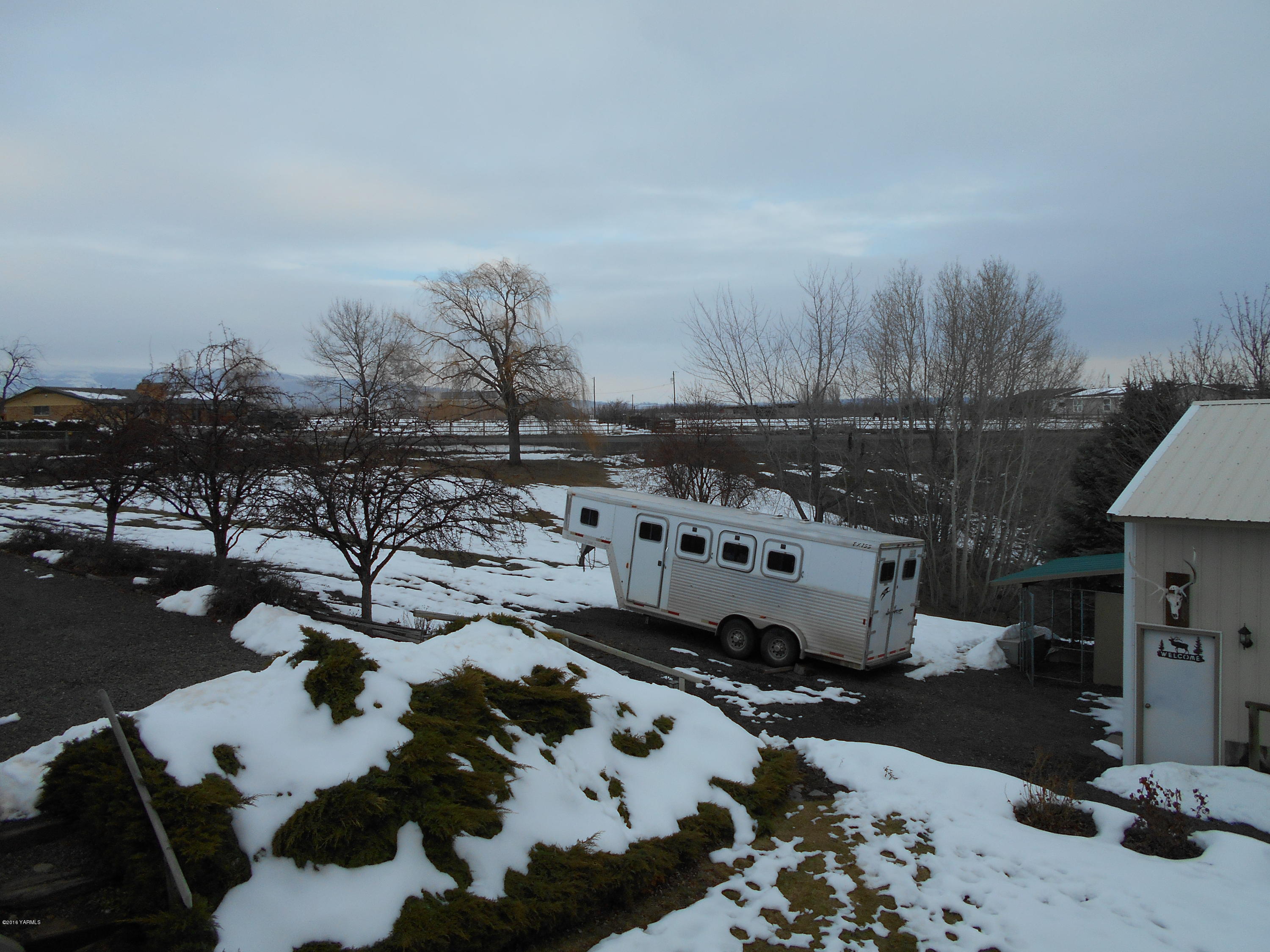 13910 Fisk Road Yakima, WA 98908 - Photo 46 of 48 a city view with sitting space