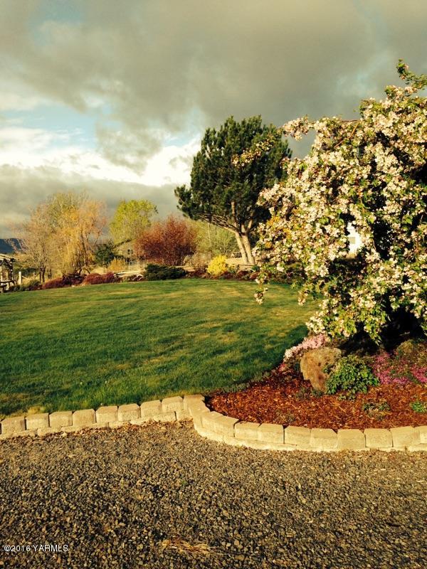 13910 Fisk Road Yakima, WA 98908 - Photo 9 of 48 a view of a big yard with an outdoor space