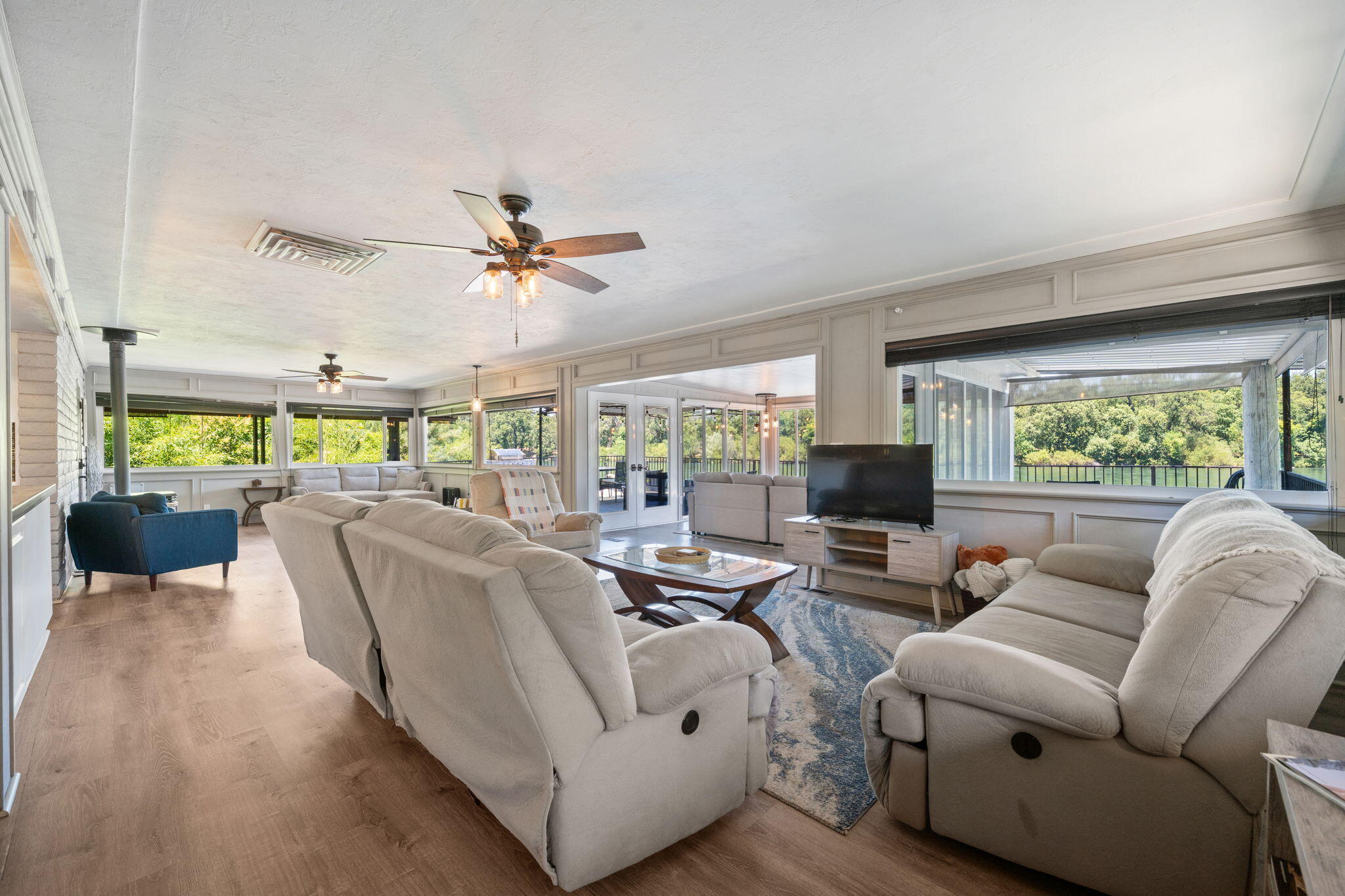 3317 Riverside Drive Anderson, CA 96007 - Photo 10 of 77 Living Room