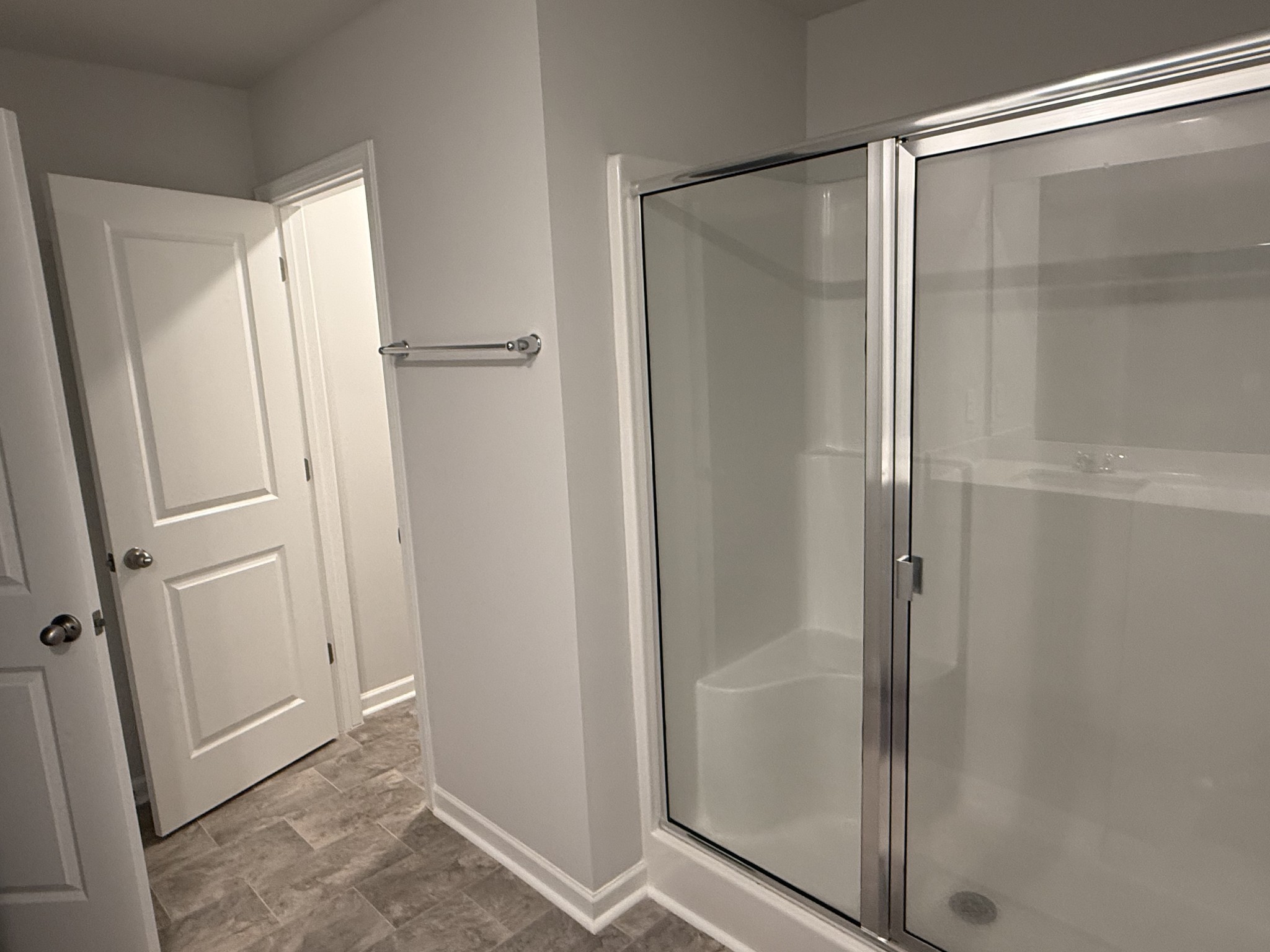 193 Mackenzie Way Lewisburg, TN 37091 - Photo 15 of 20 a bathroom with a glass shower door