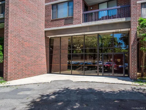 $339,000 | 777 North MacQuesten Parkway, Unit 203, Mount Vernon, NY 10552