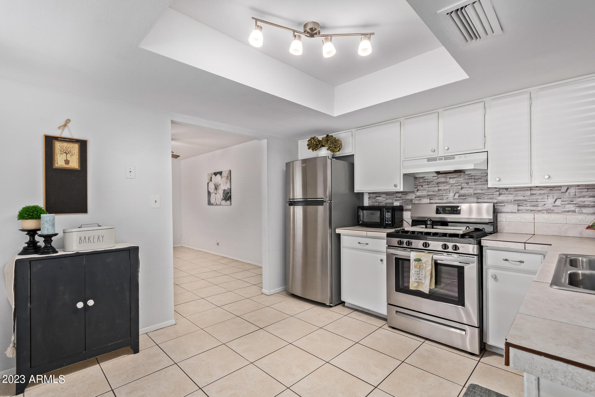 2235 West Bloomfield Road Phoenix, AZ 85029 - Photo 8 of 29 Kitchen