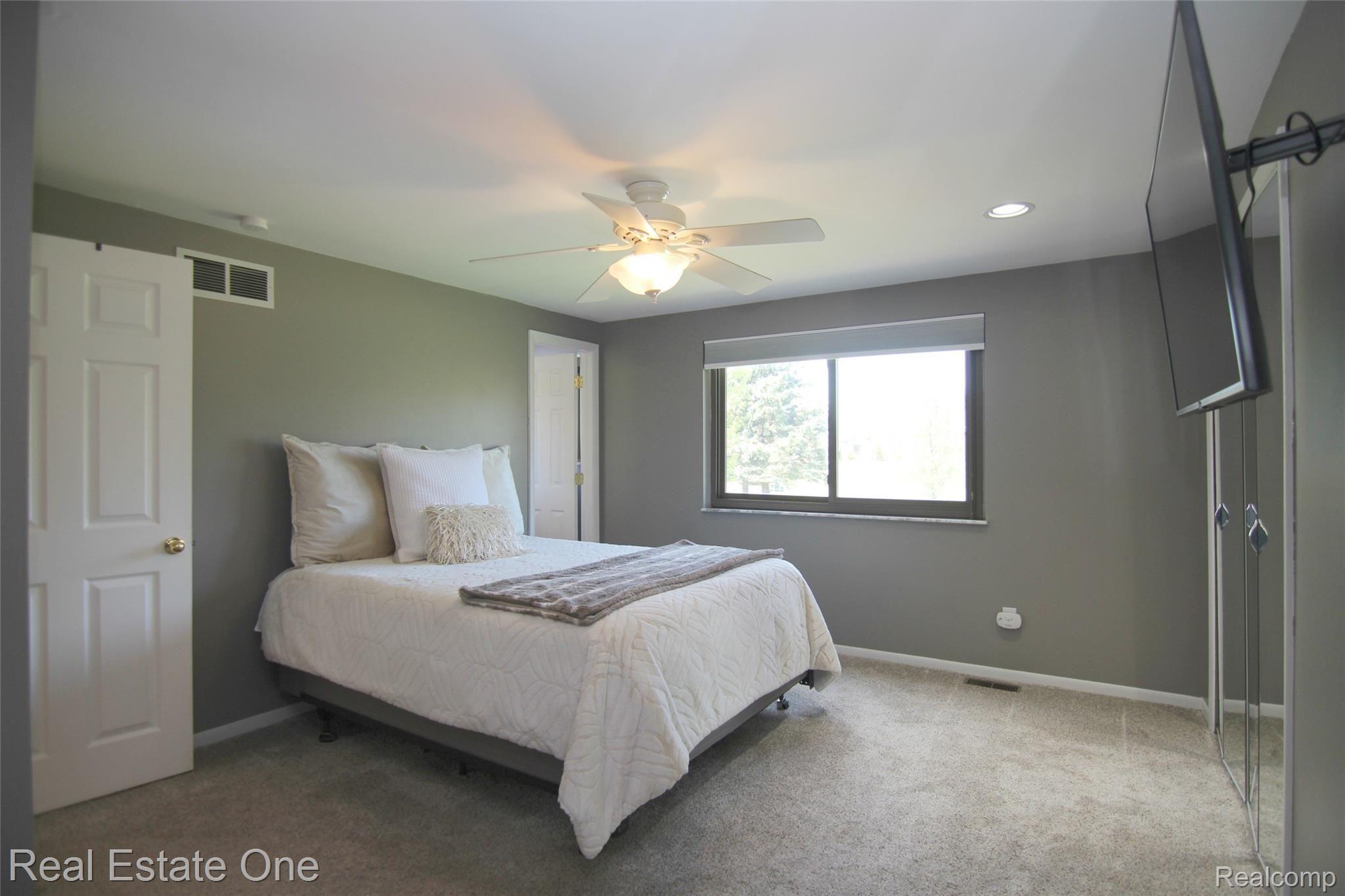 5305 Inverrary Lane Commerce Township, MI 48382 - Photo 13 of 27 Inverrary Ln Master Bedroom
