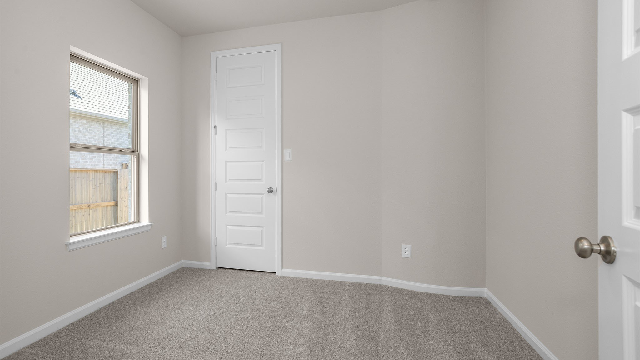 6058 Cottontail Lane Manvel, TX 77578 - Photo 14 of 26 an empty room with windows and closet
