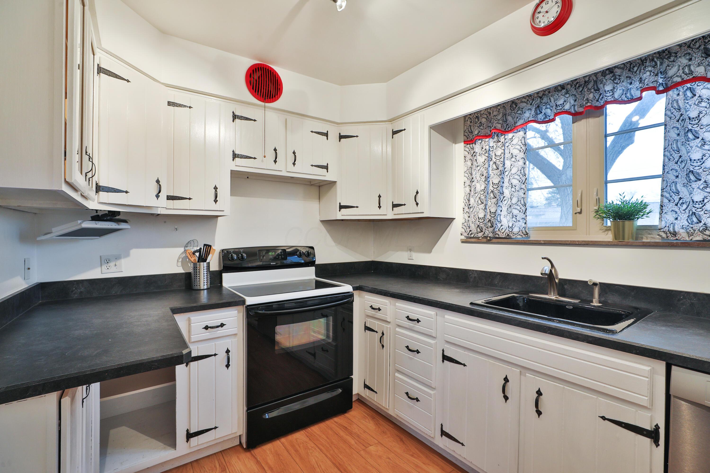 2620 Wellesley Road Columbus, OH 43209 - Photo 24 of 32 Kitchen