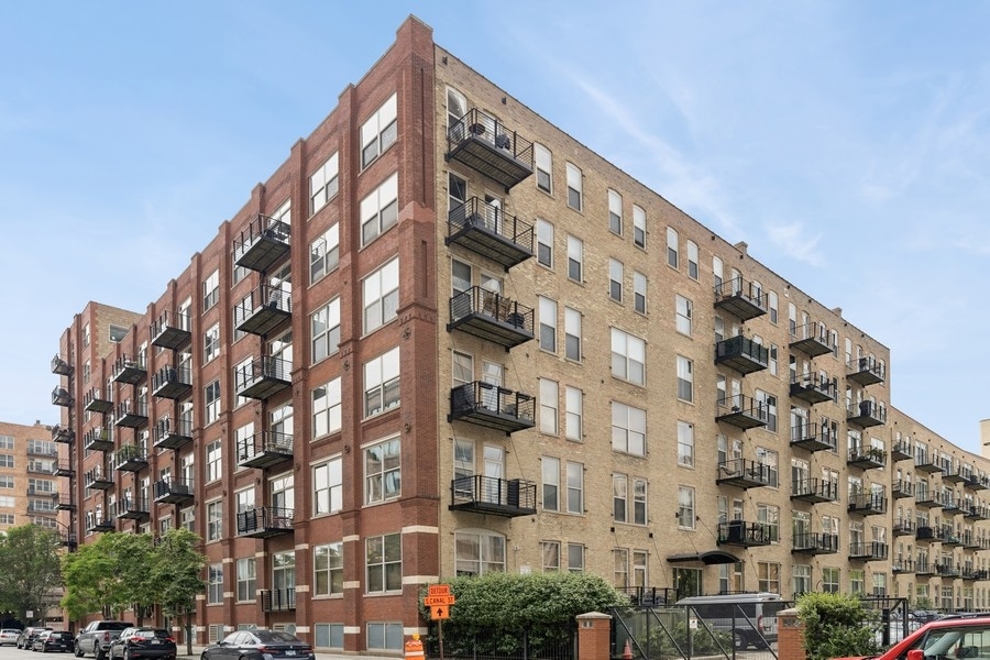 420 South Clinton Street, Unit 614A Chicago, IL 60607 - Photo 1 of 10 a view of a tall building