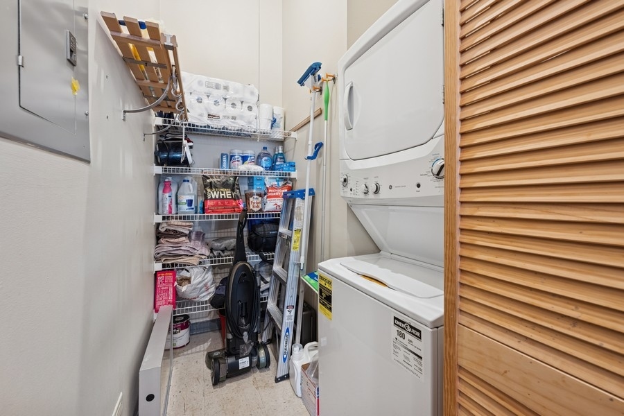 420 South Clinton Street, Unit 614A Chicago, IL 60607 - Photo 9 of 10 a utility room with dryer and washer
