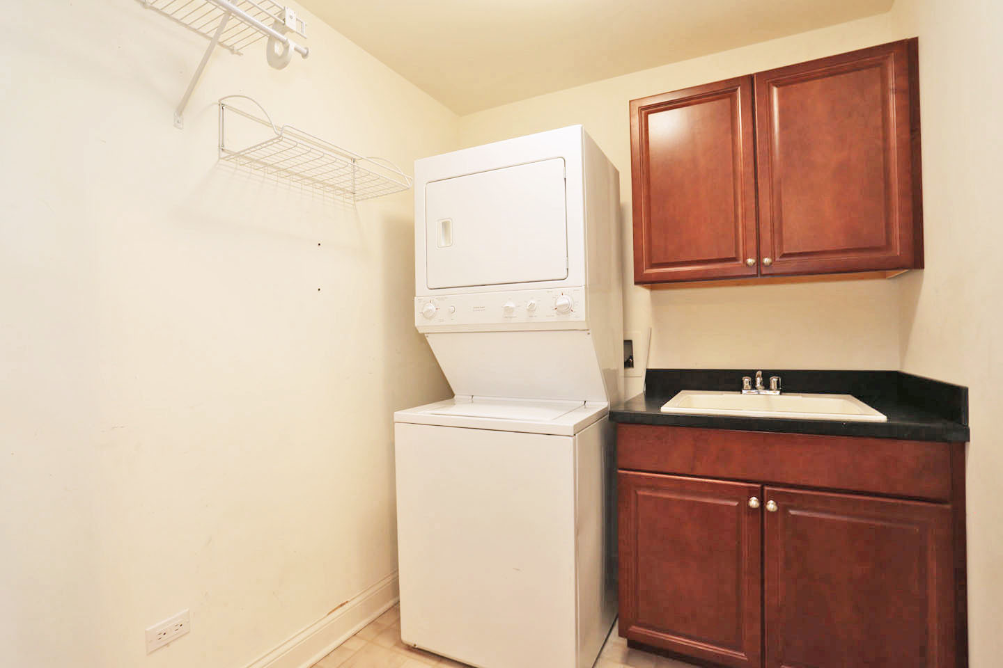 1 Itasca Place, Unit 304 Addison, IL 60143 - Photo 19 of 25 a utility room with dryer and washer