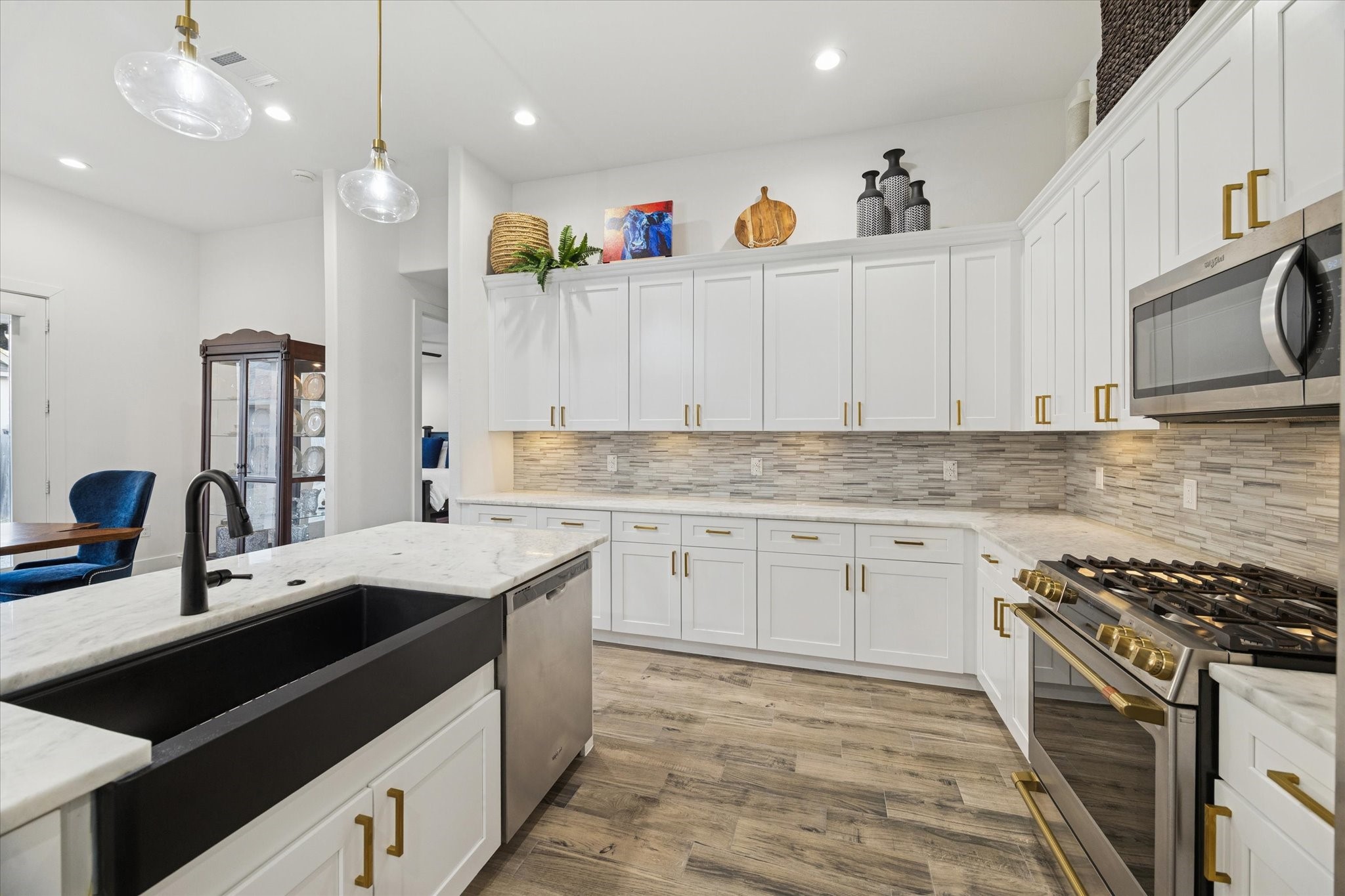 203 Hampton Glen Road Montgomery, TX 77356 - Photo 12 of 28 This close-up angle highlights the deep and spacious farmhouse sink, emphasizing both comfort and functionality. This kitchen inspires confidence in cooking, even for those less experienced, encouraging you to prepare meals and enjoy your coffee daily in a space designed for both style and practicality.
