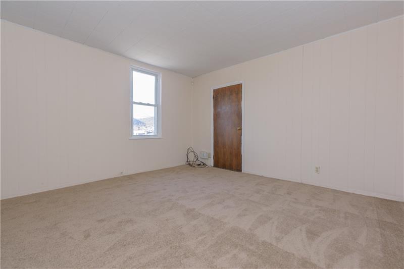127 Frazier Avenue McKees Rocks, PA 15136 - Photo 5 of 22 Living Room