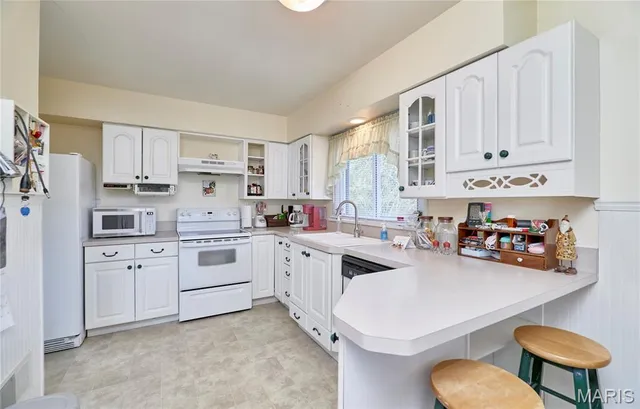 $218,000 | 917 Hawthorn Avenue, St. Charles, MO 63301