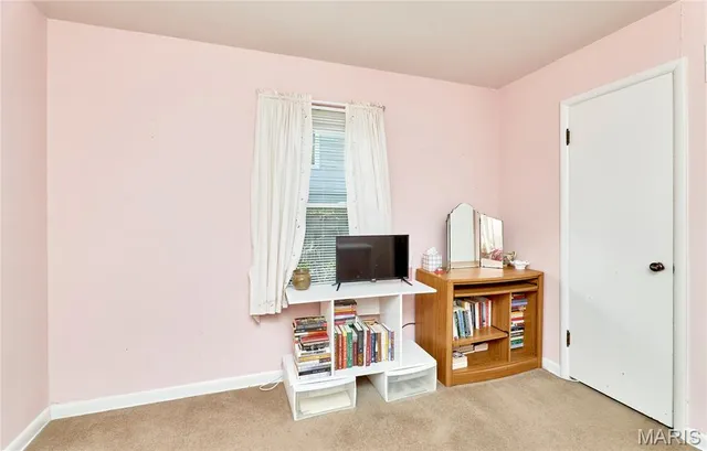 $218,000 | 917 Hawthorn Avenue, St. Charles, MO 63301