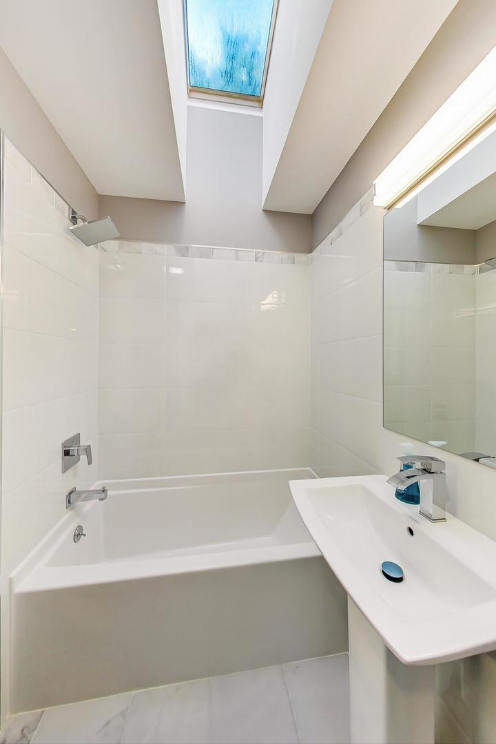 443 Raupp Boulevard Buffalo Grove, IL 60089 - Photo 11 of 21 a bathroom with a sink and a bathtub