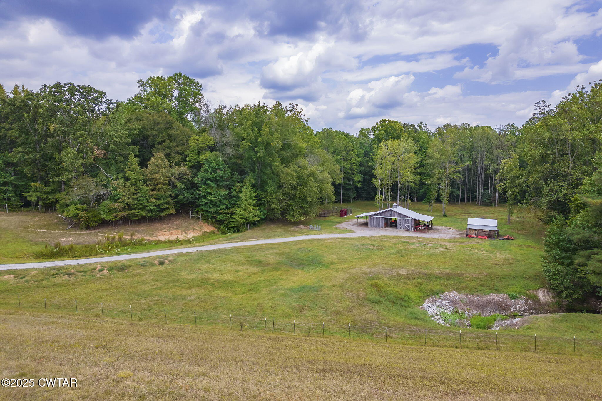 413 Law Lane Lexington, TN 38351 - Photo 7 of 25 a swimming pool with wooden fence