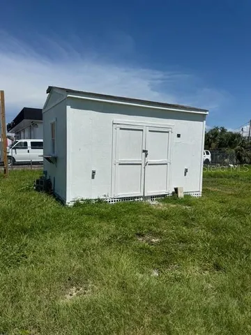 a view of a backyard