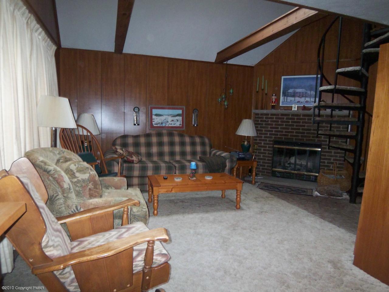 3 Spruce Road Blakeslee, PA 18610 - Photo 3 of 13 Living room