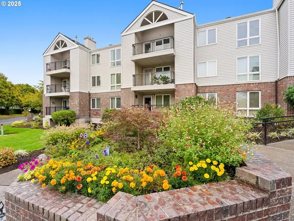 $307,000 | 15510 Northeast Knott Street, Unit 25, Portland, OR 97230