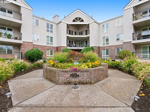 $307,000 | 15510 Northeast Knott Street, Unit 25, Portland, OR 97230