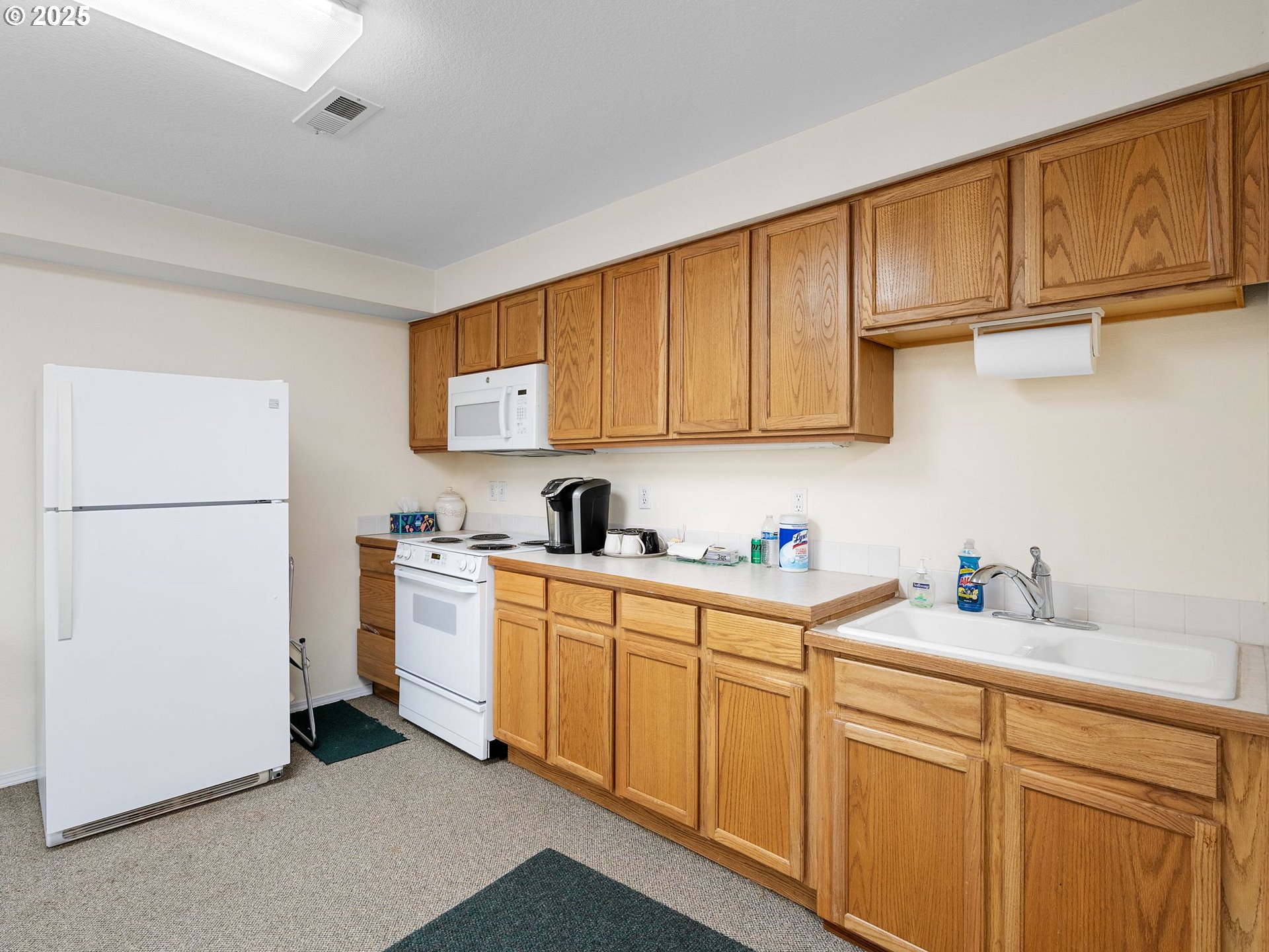 15510 Northeast Knott Street, Unit 25 Portland, OR 97230 - Photo 31 of 48 Community Room