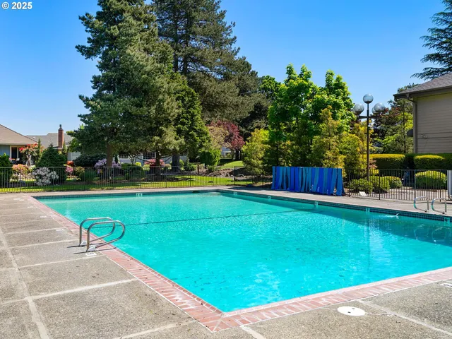 $307,000 | 15510 Northeast Knott Street, Unit 25, Portland, OR 97230