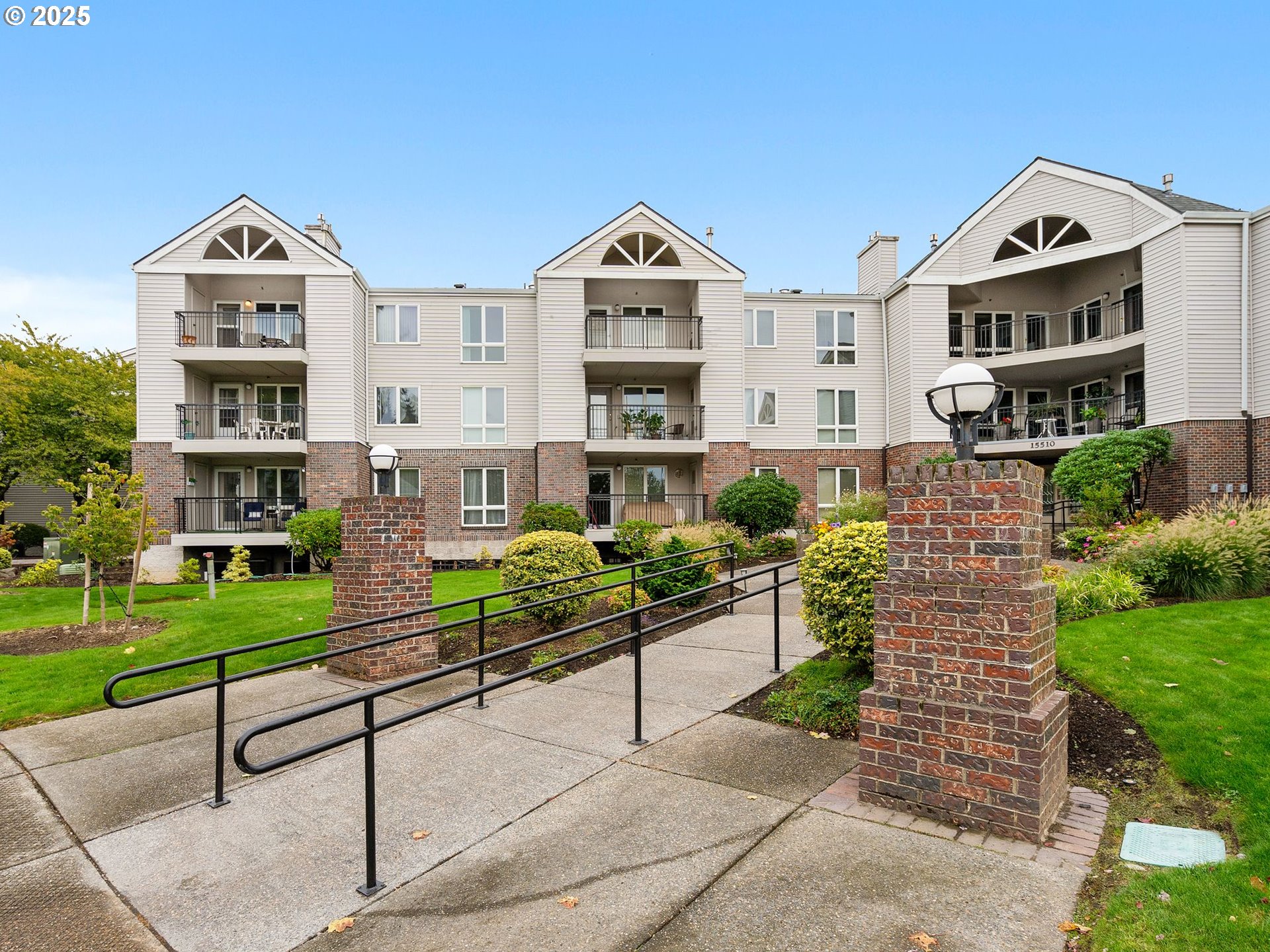15510 Northeast Knott Street, Unit 25 Portland, OR 97230 - Photo 4 of 48 Entrance/Foyer