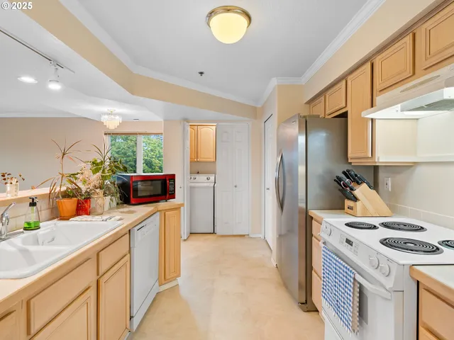 $307,000 | 15510 Northeast Knott Street, Unit 25, Portland, OR 97230