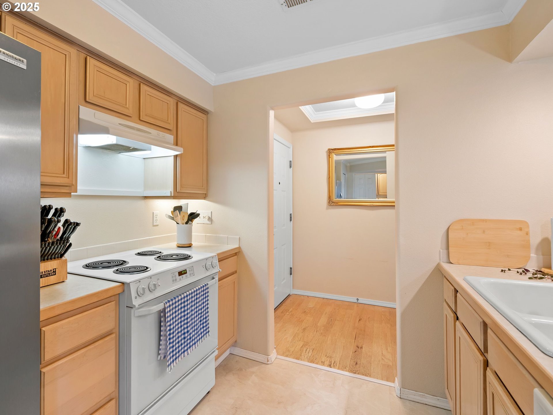 15510 Northeast Knott Street, Unit 25 Portland, OR 97230 - Photo 7 of 48 Dining Area