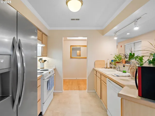 $307,000 | 15510 Northeast Knott Street, Unit 25, Portland, OR 97230