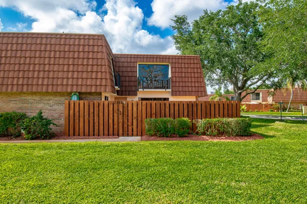 a view of a backyard