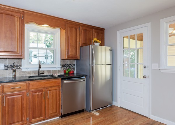 45 Hartwick Street Springfield, MA 01108 - Photo 5 of 27