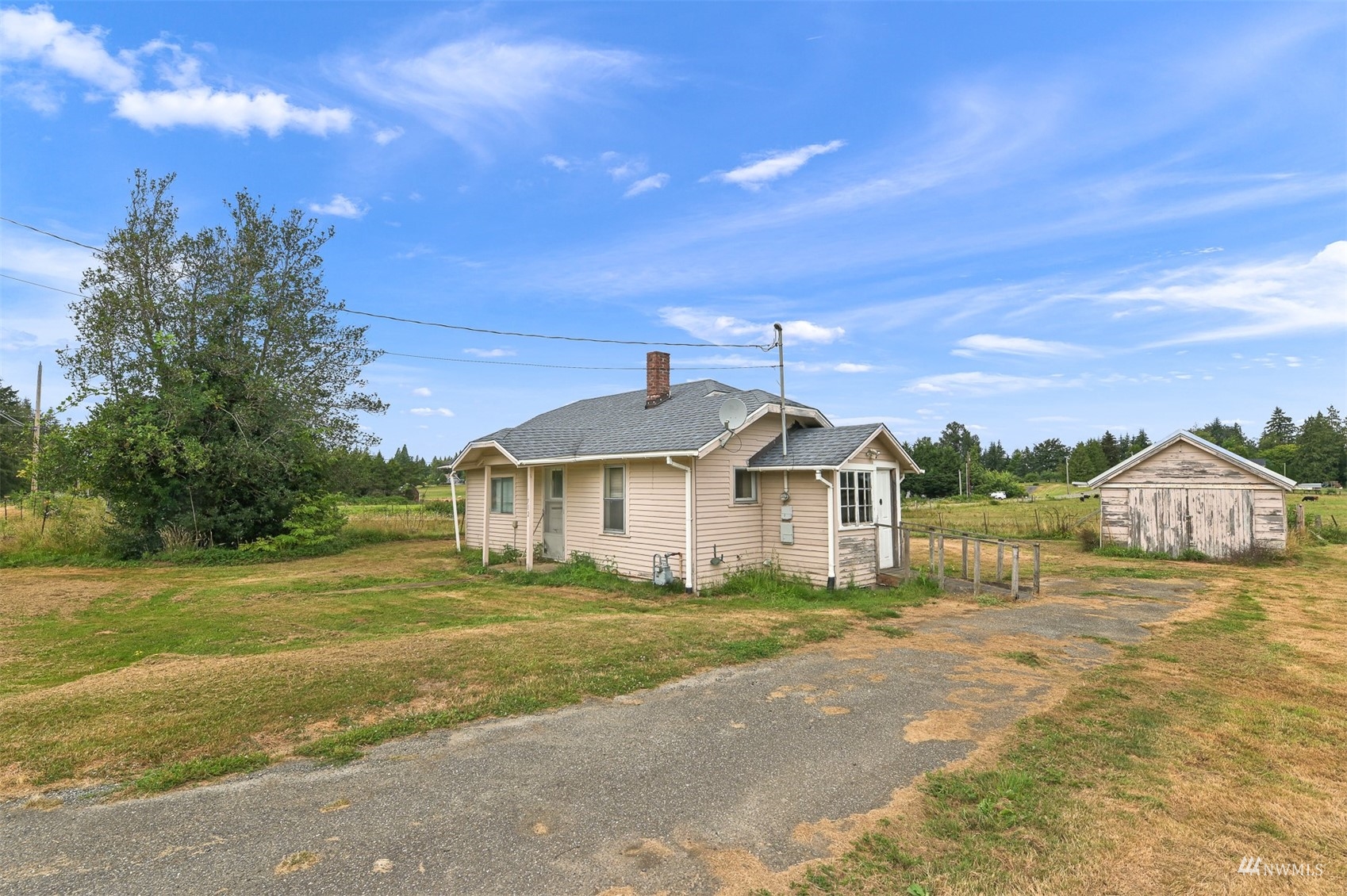 718 East Laurel Road Bellingham, WA 98226 - Photo 20 of 40 a front view of a house with a garden