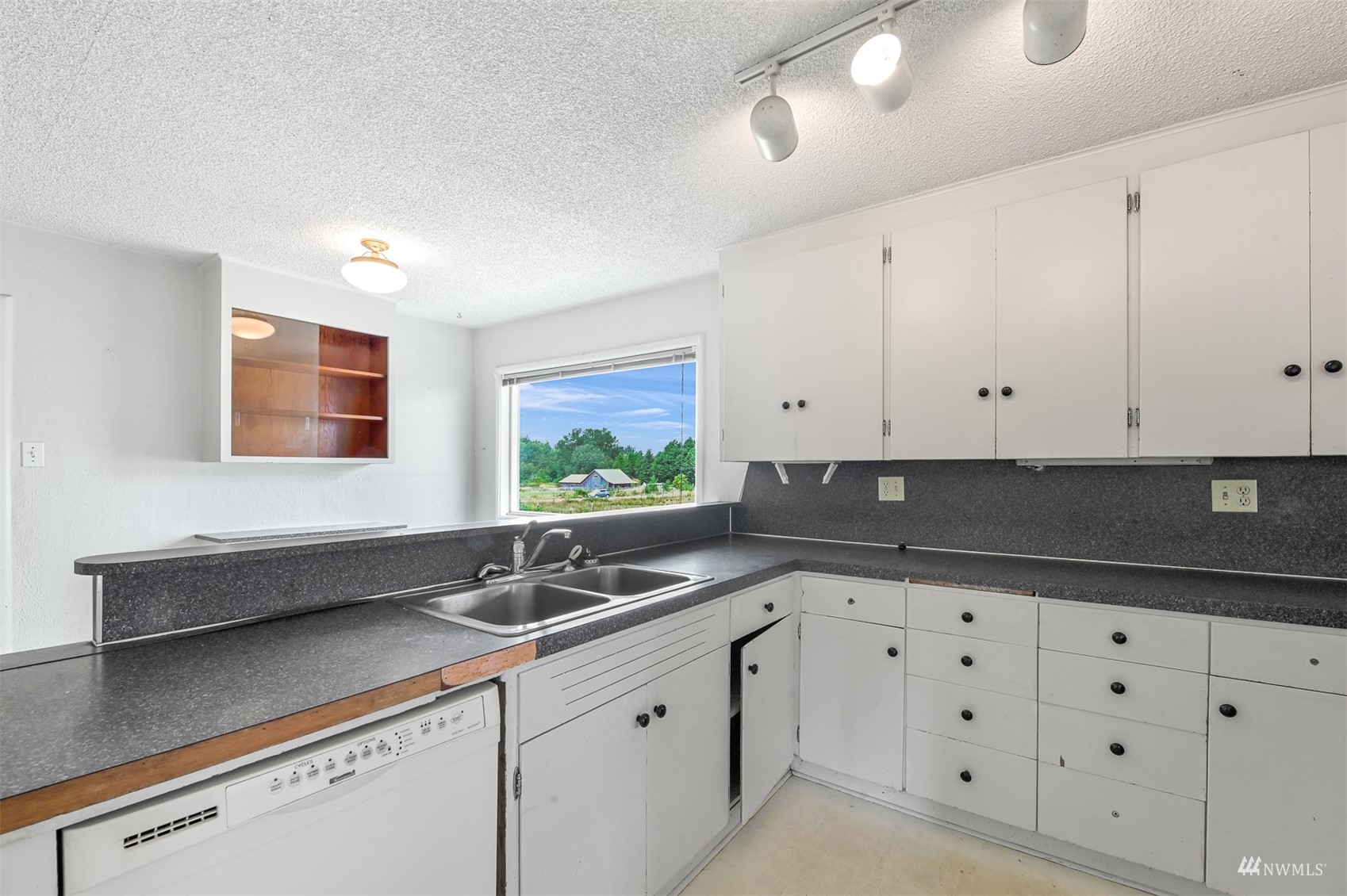 718 East Laurel Road Bellingham, WA 98226 - Photo 30 of 40 a kitchen with granite countertop a sink and a stove