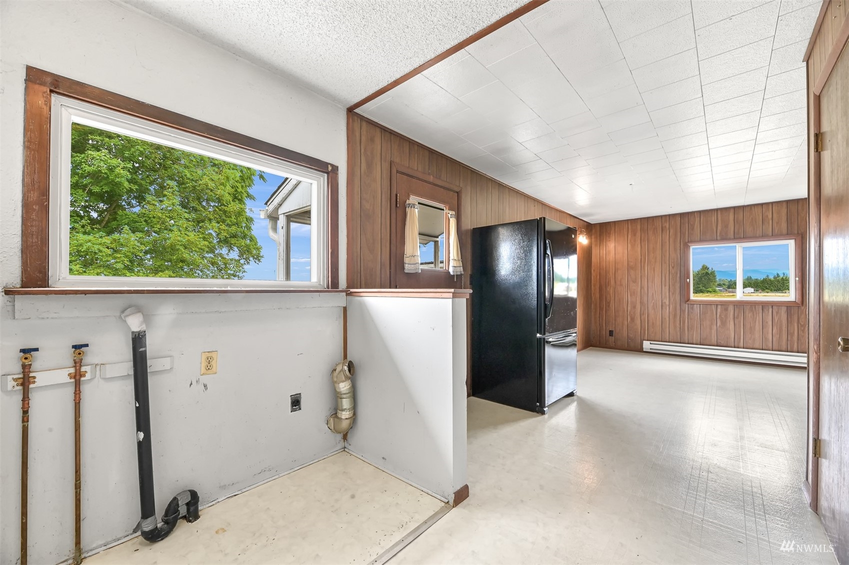 718 East Laurel Road Bellingham, WA 98226 - Photo 32 of 40 a view of a hallway with windows