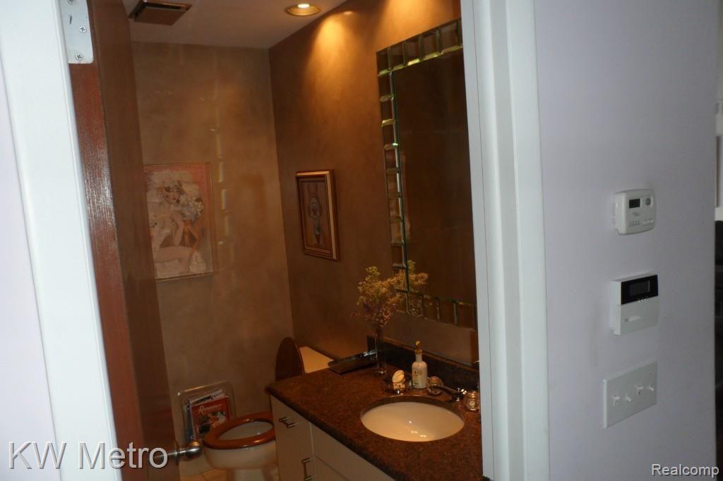 5640 Ridgewood Road, Unit 28 West Bloomfield, MI 48322 - Photo 21 of 39 LAV ENTRY LEVEL