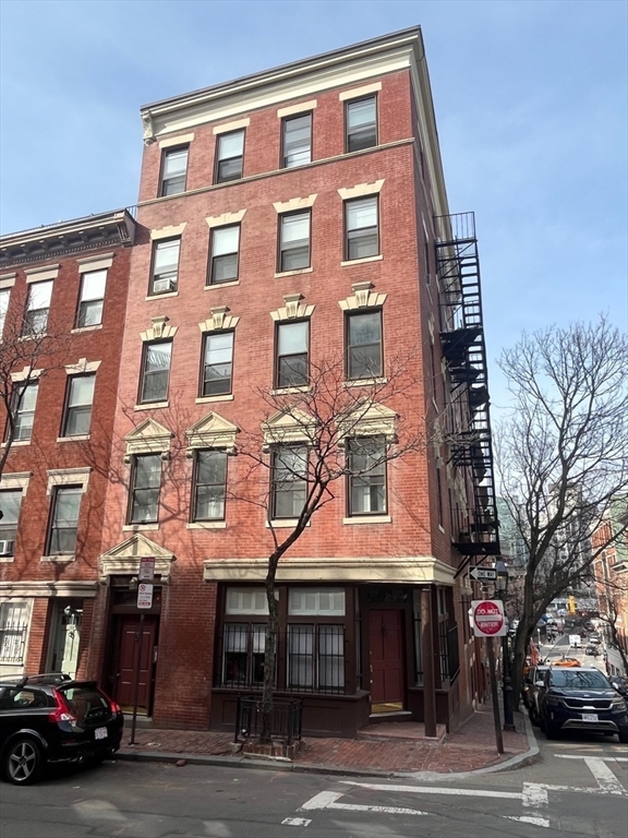 59 Phillips Street, Unit 7 Boston, MA 02114 - Photo 1 of 12