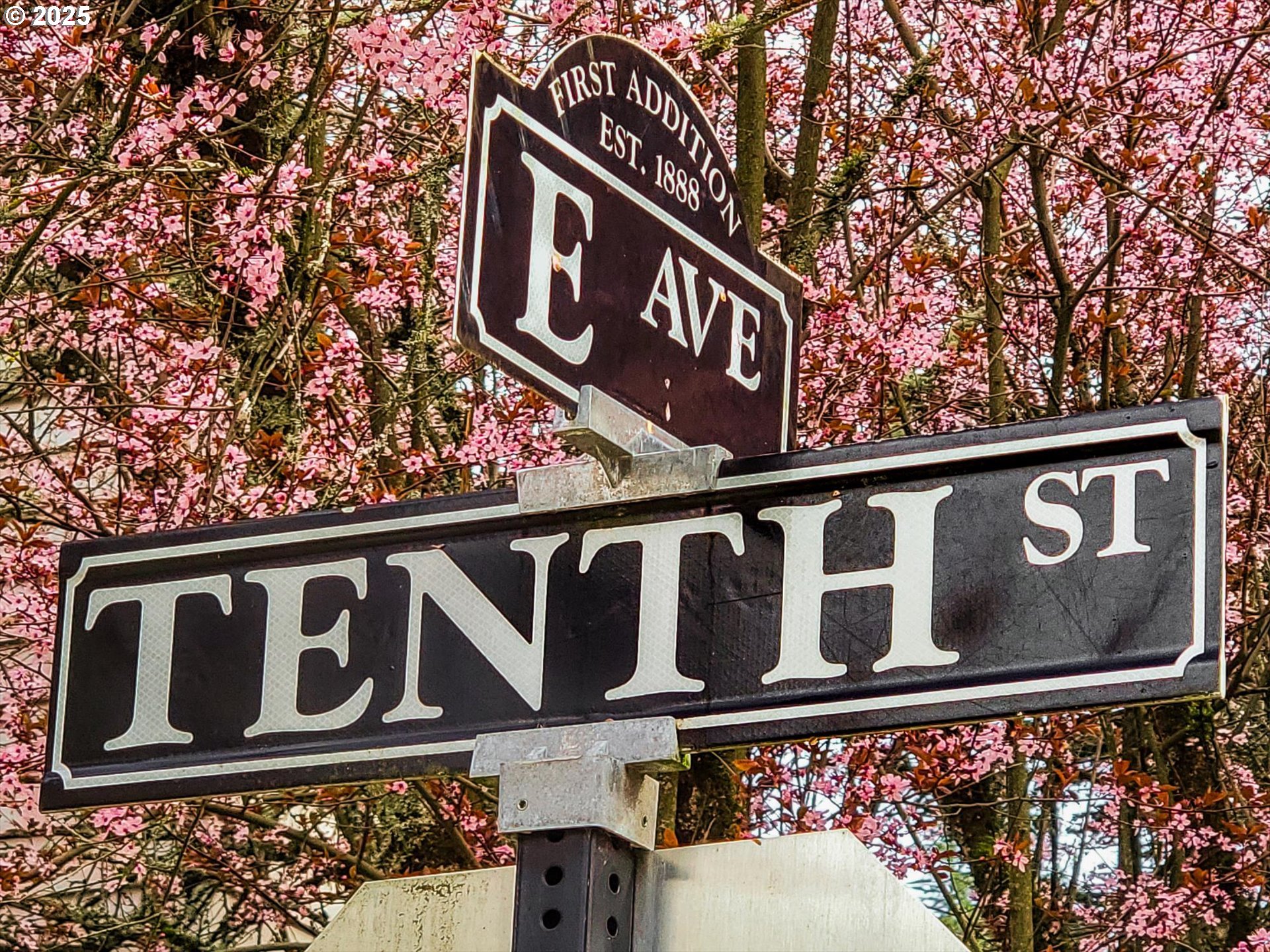 764 10th Street Lake Oswego, OR 97034 - Photo 2 of 41 a street sign