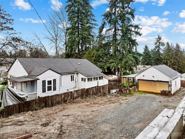 a view of a yard in front of a house