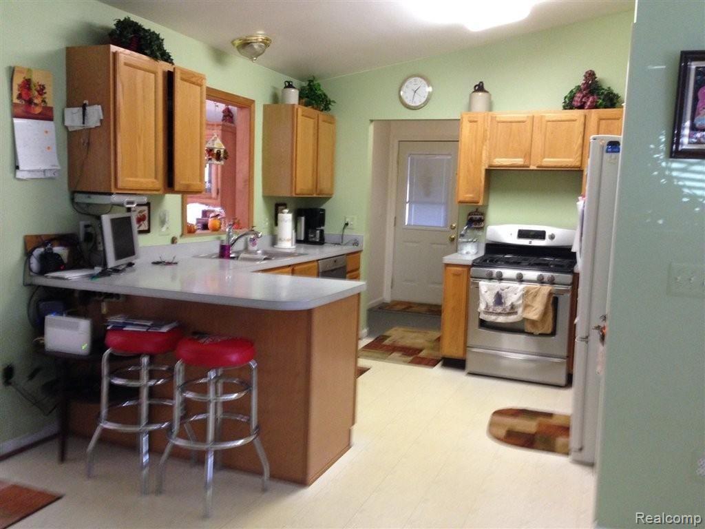 4847 Bentley Lake Road Howell, MI 48843 - Photo 4 of 17 Kitchen island