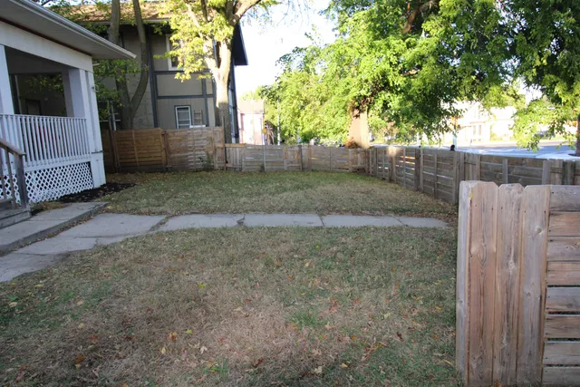 a view of a backyard