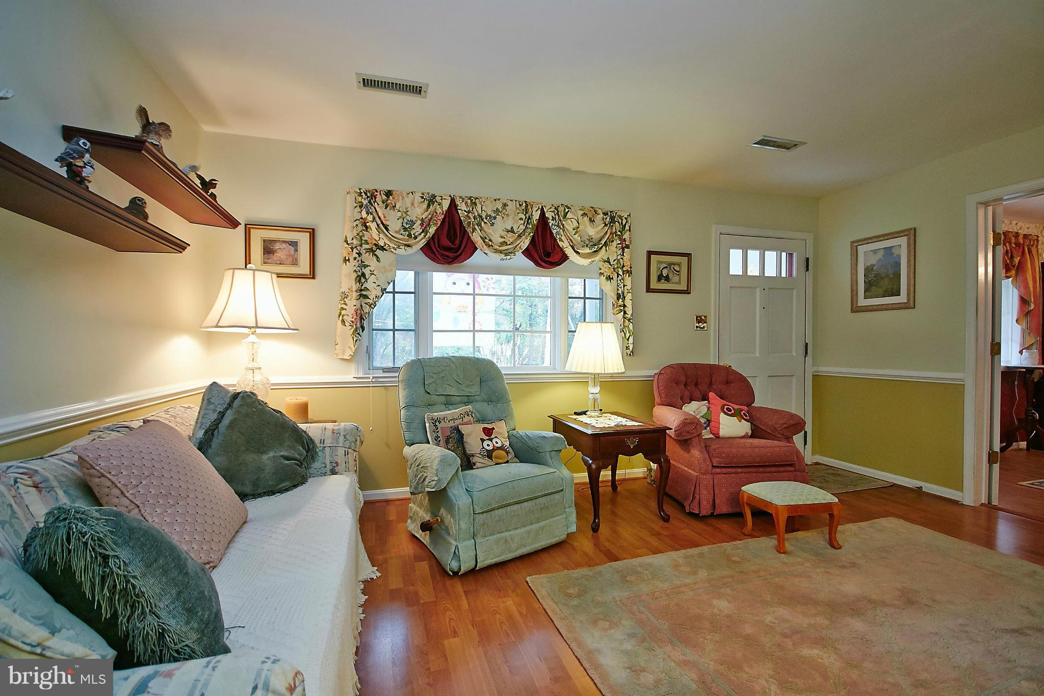 10303 Browns Mill Road Vienna, VA 22182 - Photo 6 of 27 Living Room