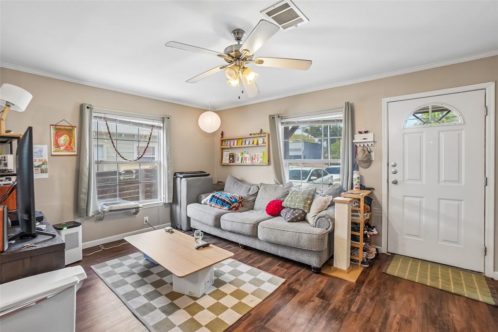 1414 Record Crossing Road Dallas, TX 75235 - Photo 18 of 40 1414A Light and bright living room