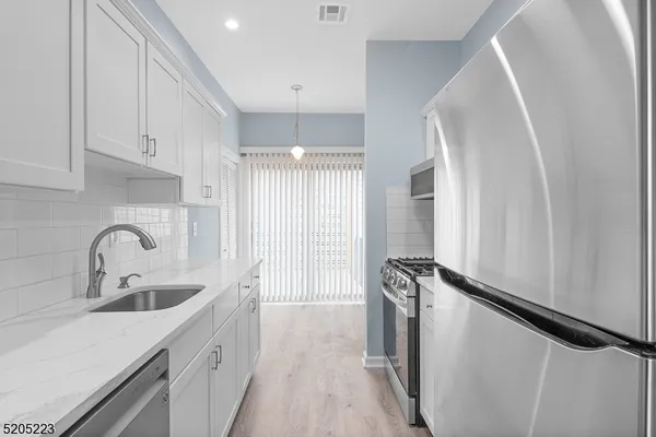 $2,875 | 420 Bloomfield Avenue, Unit 4, Montclair, NJ 07042