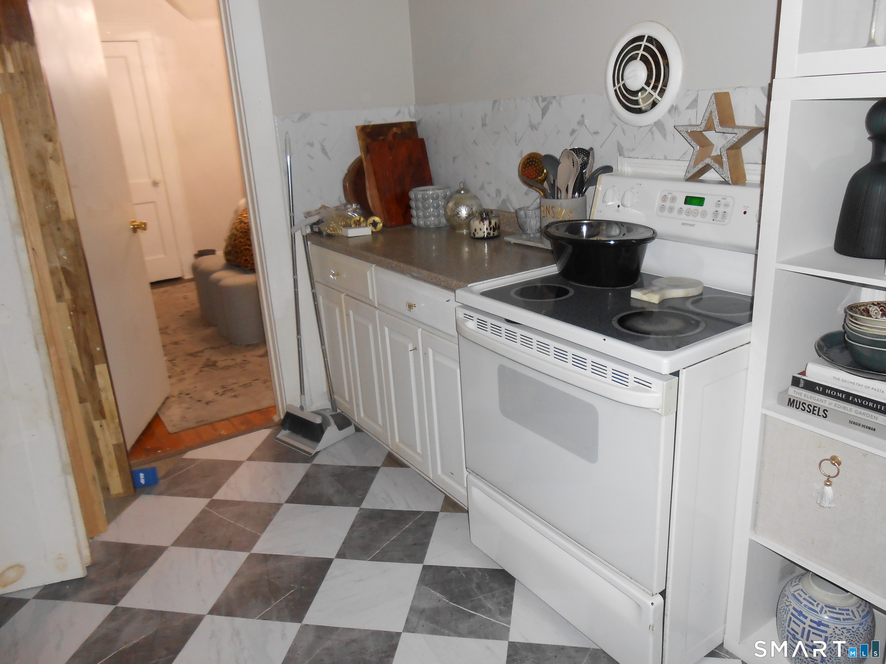 95 Savoy Street Bridgeport, CT 06606 - Photo 4 of 34